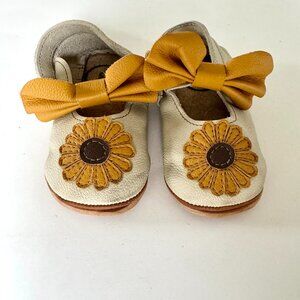 Little Wonder Co. | Leather Mary Jane Shoes | Bow + Floral | Size 8 | Like New